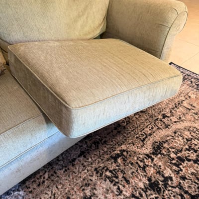 כרית ספה חומה על שטיח צבעוני