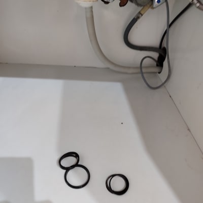 צינורות מתחת לכיור עם אטמים שחורים