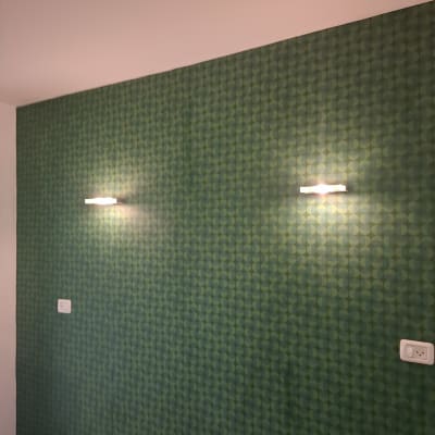 קיר עם טפט ירוק ודוגמאות גיאומטריות