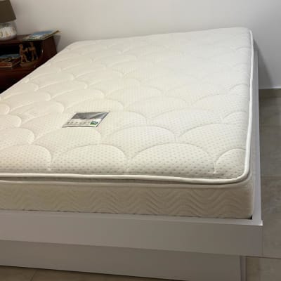 מזרן לבן על מיטה בחדר שינה