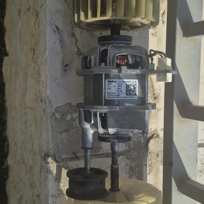 מנוע חשמלי עם מאווררים מותקנים על קיר חיצוני