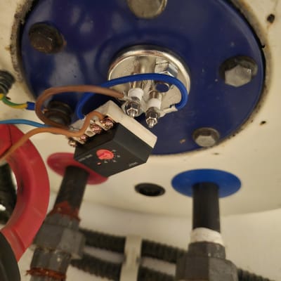 חיבורים חשמליים על דוד מים עם חוטים וצינורות