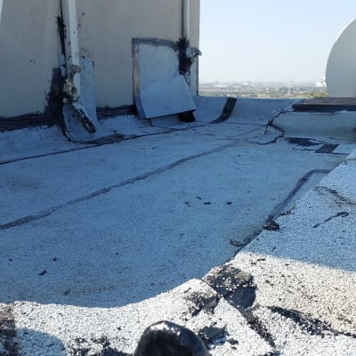 איטום גג עם זפת שחורה סביב צינורות