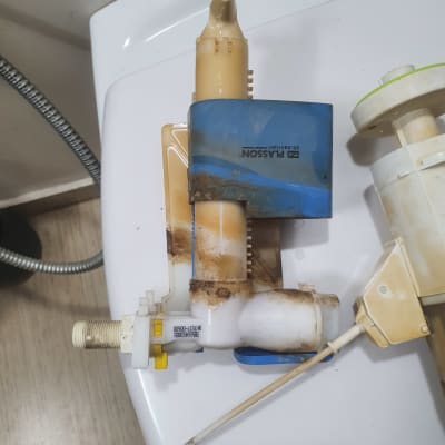 חלקי אינסטלציה על אסלה