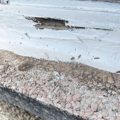 אזור חלון עם איטום לבן מתקלף ונזק לעץ