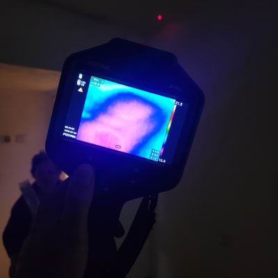 מצלמה תרמית מציגה תמונה צבעונית על מסך