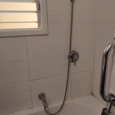 ברז אמבטיה עם צינור מקלחת ומוט אחיזה