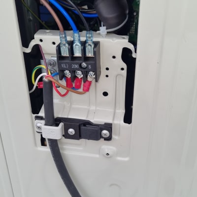 חיבורים חשמליים במזגן עם כבלים צבעוניים