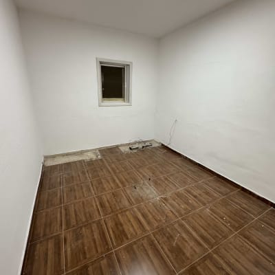 חדר עם קירות צבועים ורצפת אריחים