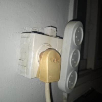 שקע חשמלי עם תקע ומפצל