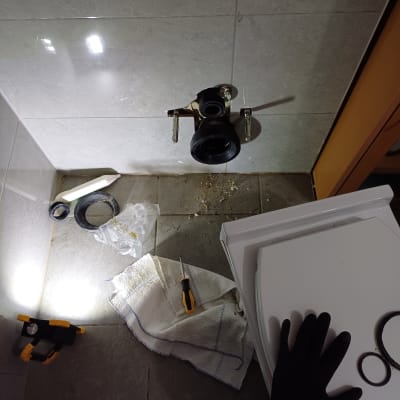 כלי עבודה וצנרת על רצפת חדר אמבטיה