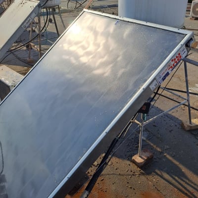 קולטן שמש על גג עם חיבורים וצינורות