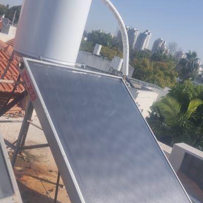 דוד שמש על גג עם שמיים כחולים ברקע