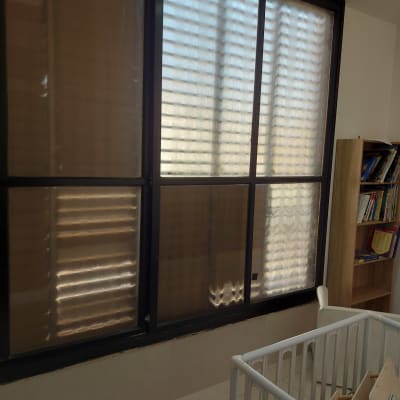 חלון זכוכית עם תריסים סגורים בחדר פנימי