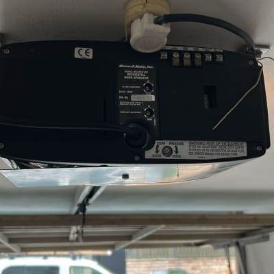 מנוע חשמלי לדלת מוסך עם חיבורים חשמליים