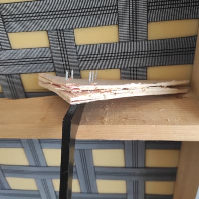 חיבור עץ עם ברגים ומסגרת מתכת