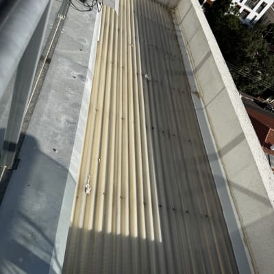 גג עם יריעות איטום וכלי עבודה