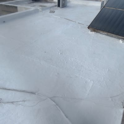 גג אטום עם ציפוי לבן ומתקנים טכניים