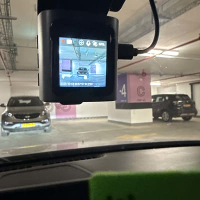 מצלמת רכב בחניון עם מכוניות חונות