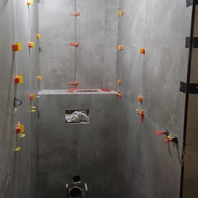 חדר עם אריחים מותקנים בעזרת קליפסים צבעוניים