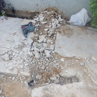 פטישון על רצפה שבורה עם אבנים