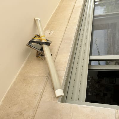 צינור פלסטיק וכלי עבודה על אדן חלון