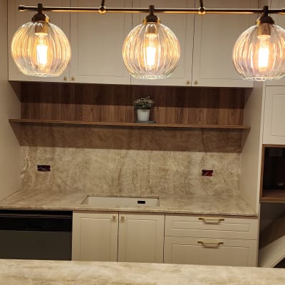 משטח שיש במטבח עם כיור מובנה