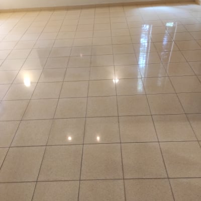 רצפה נקייה ומבריקה עם השתקפות אור