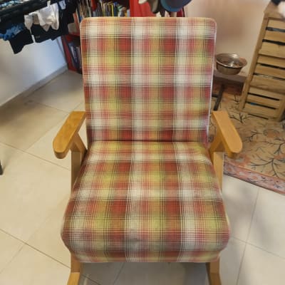 כיסא מרופד עם דוגמת משבצות צבעונית