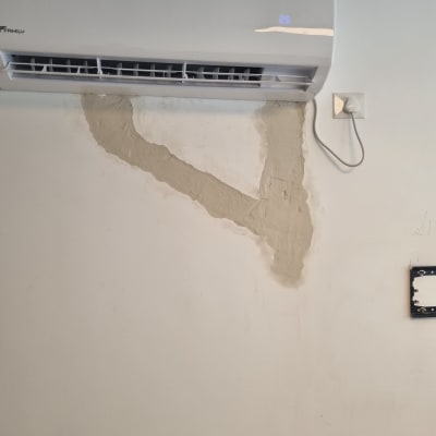 תיקון קיר ליד מזגן עם טיח חדש