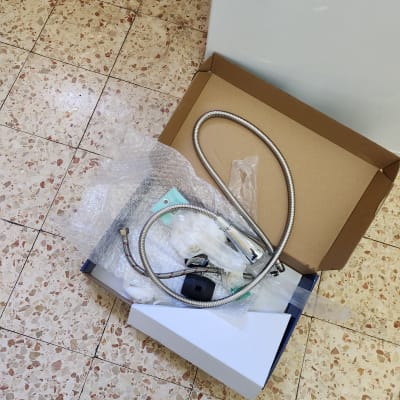 חלקי אינסטלציה באריזה על רצפה