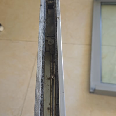 מסגרת חלון שבורה עם לכלוך וחלודה