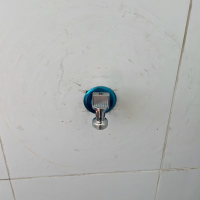 ברז מים מותקן על קיר אריחים לבן