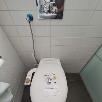 אסלה עם הוראות התקנה וכלי עבודה