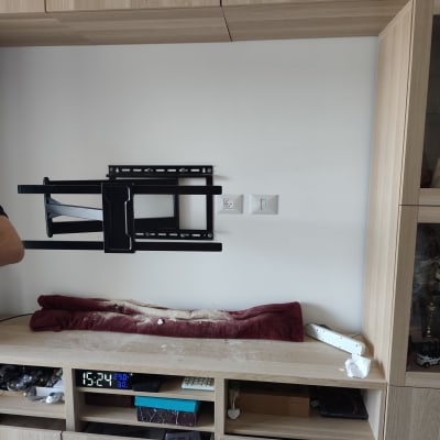 התקנת זרוע לטלוויזיה על קיר עץ