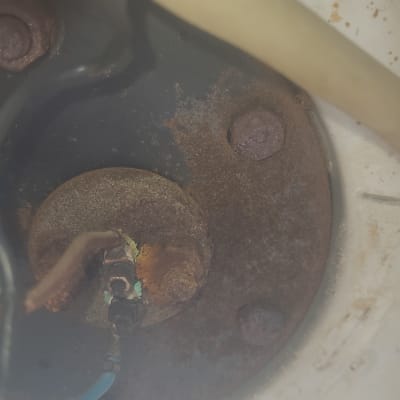 חלק פנימי של דוד שמש עם חלודה וחוטים חשמליים