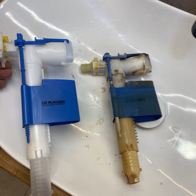 שני חלקי צנרת פלסטיק עם מחברים כחולים