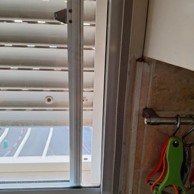 תריסים וחלון במטבח עם כלים תלויים