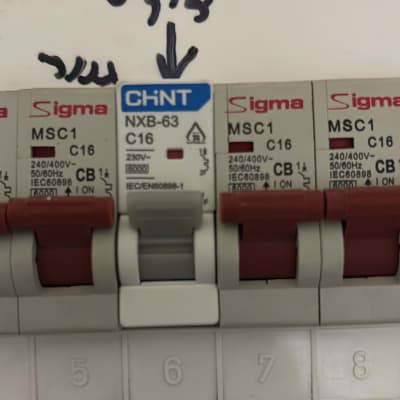 מפסקי חשמל עם תוויות Sigma ו-Chint
