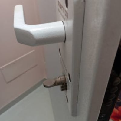 ידית דלת לבנה עם מנעול