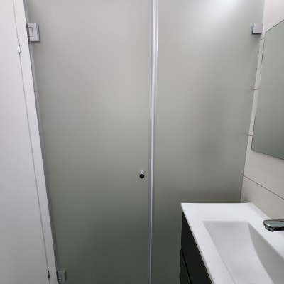 דלת זכוכית חלבית למקלחת עם ידית מתכת