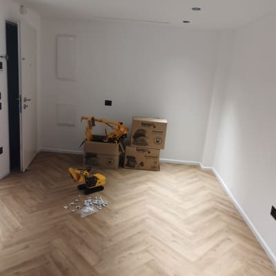 חדר עם רצפת פרקט, קופסאות וכלי עבודה