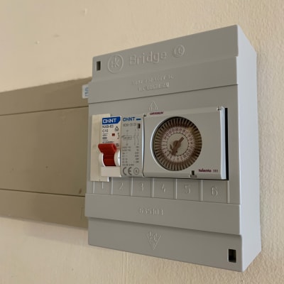 לוח חשמל עם מפסק וטיימר