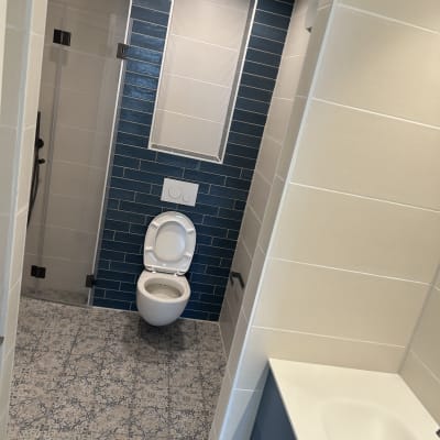 חדר אמבטיה עם שירותים וכיור נקיים