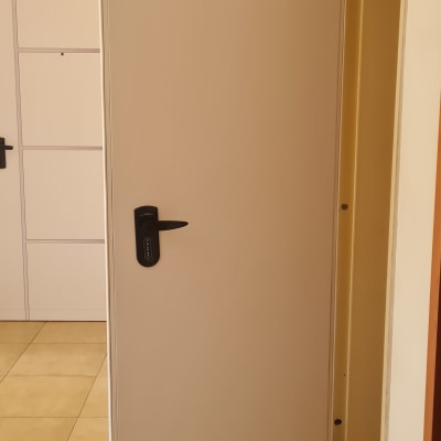 דלת לבנה עם ידית שחורה פתוחה למחצה