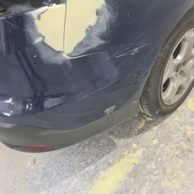 תיקון פגוש רכב עם חומר מילוי צהוב