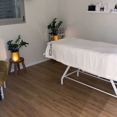 רצפת פרקט עץ בהירה בחדר טיפולים