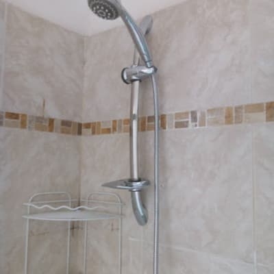 ראש מקלחת מתכוונן עם צינור מתכת