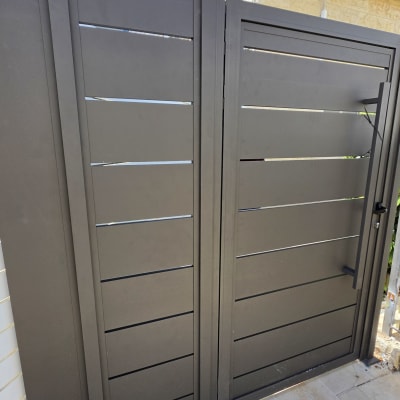 שער אלומיניום חום ליד בניין