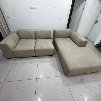 ספות בהירות על רצפה נקייה